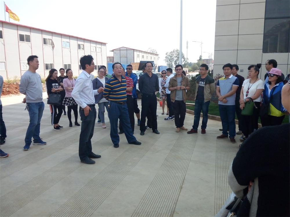 经开区管委会组织参观蒙自电子信息产业园项目修.JPG